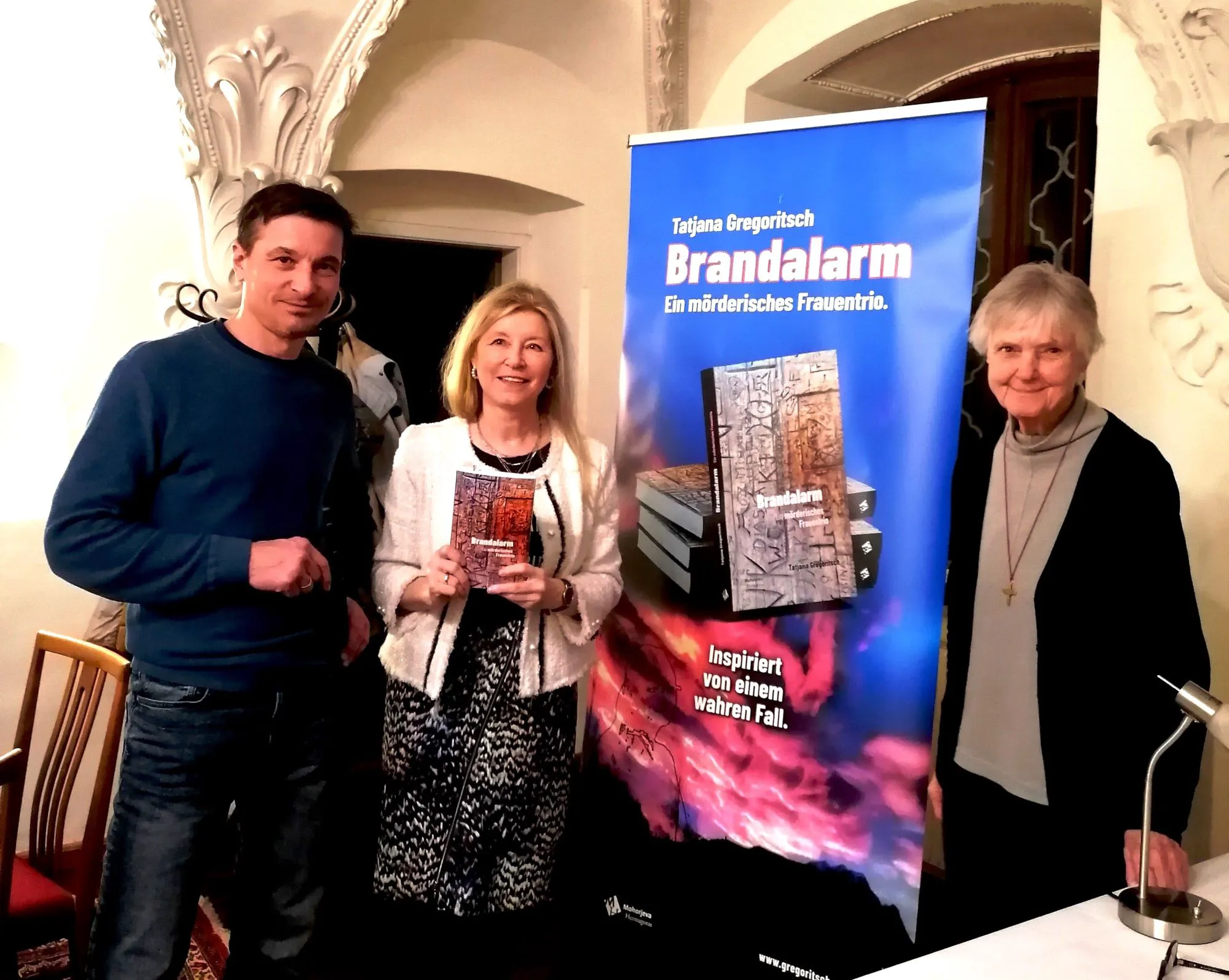 Von links: Adrian Kert (Verlag Mohorjeva Hermagoras), Autorin Tatjana Gregoritsch un dHausherrin des Klosters Wernberg Sr. Palotti 