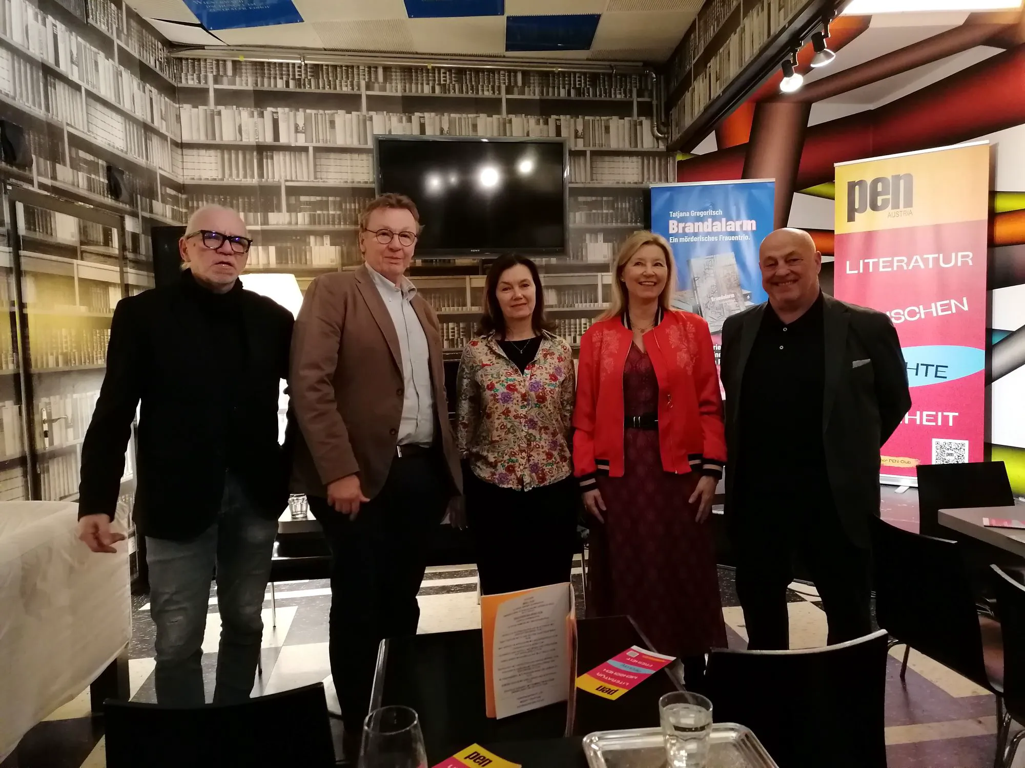 Von links: Franz Schubert vom Café Korb, Thomas Schrems/Journalist und Autor, Marion Wisinger/Präsidentin PEN Club Österreich, Tatjana Gregoritsch/Autorin, Werner Baumüller/Autor
